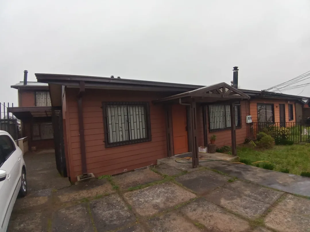 CASA CON TRES CABAÑA EN AV. PEDRO MONTT, VALDIVIA