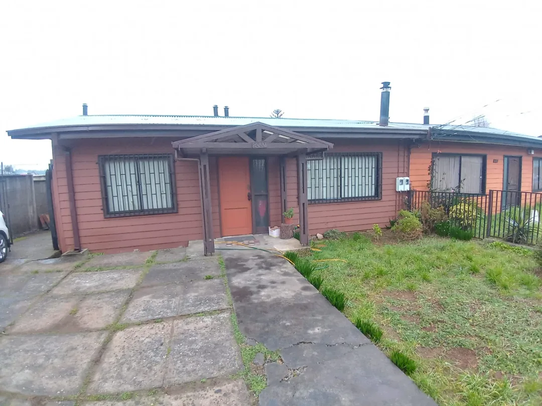 CASA CON TRES CABAÑA EN AV. PEDRO MONTT, VALDIVIA
