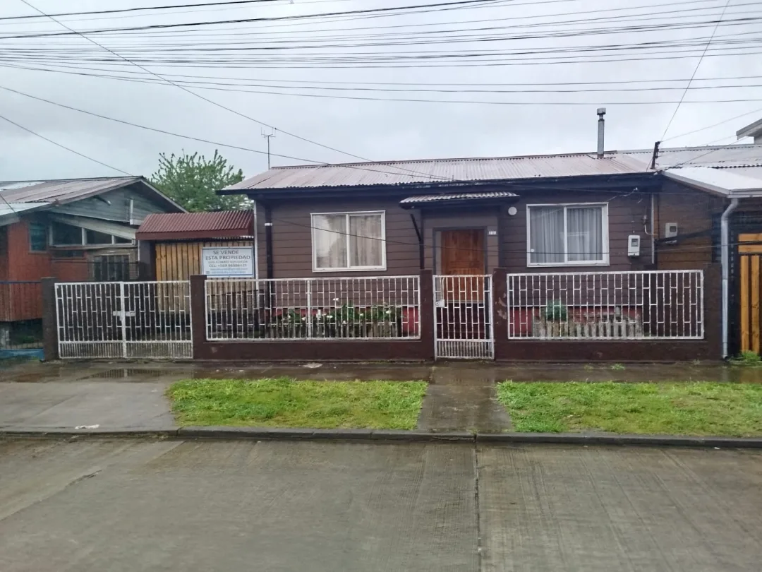 MUY BUENA CASA EN POBLACION MENZEL, VALDIVIA