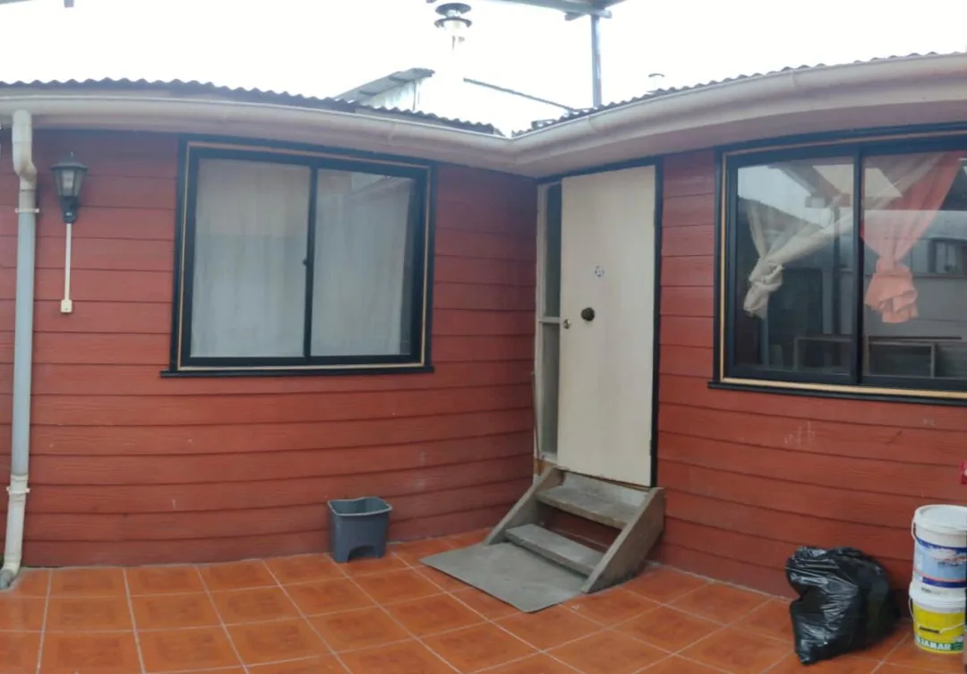 CASA DE UN PISO, CON CABAÑA, EN SECTOR BARRIOS BAJOS, VALDIVIA